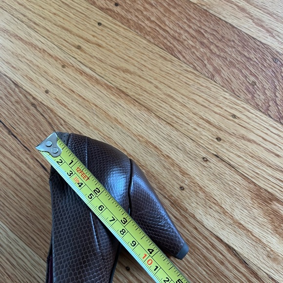 Tsubo Brown Heels with Cushioned Insole and Elegant Design - Picture 6 of 7